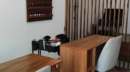 Sala de manicura en 41.10 Nails Studio, Tulum, Quintana Roo, MX, con decoración de madera y esmaltes.