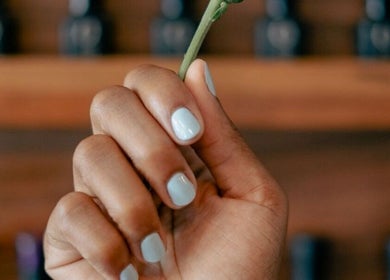 Uñas pintadas en tono azul claro en 41.10 Nails Studio, Tulum, Quintana Roo, MX.