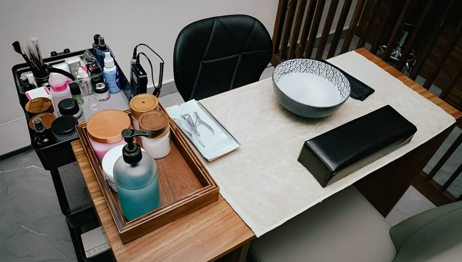 Mesa de manicura bien equipada en 41.10 Nails Studio en Tulum, Quintana Roo, MX, lista para servicios de belleza.