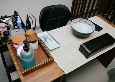 Mesa de manicura bien equipada en 41.10 Nails Studio en Tulum, Quintana Roo, MX, lista para servicios de belleza.