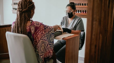 Servicio de manicura en 41.10 Nails Studio, Tulum, Quintana Roo, MX.