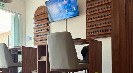 Interior de 41.10 Nails Studio en Tulum, Quintana Roo, MX, con sillas cómodas y amplia selección de esmaltes.