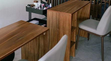 Estación de manicura en 41.10 Nails Studio, Tulum, Quintana Roo, MX. Ambiente lujoso con muebles de madera.