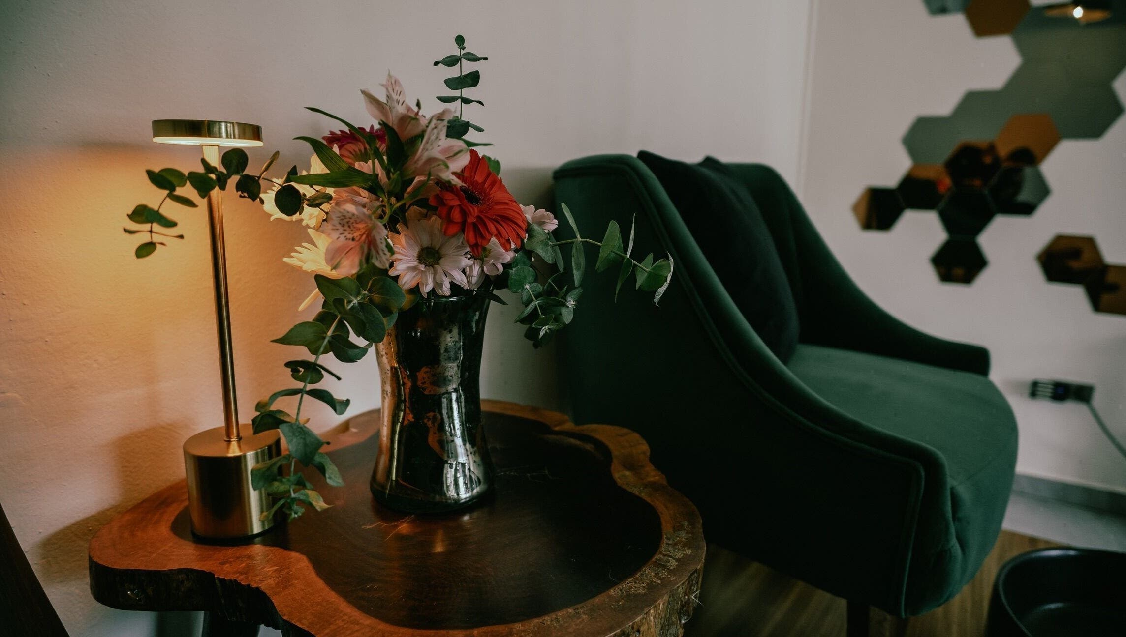 Decoración acogedora con flores en 41.10 Nails Studio, Tulum, Quintana Roo, MX.