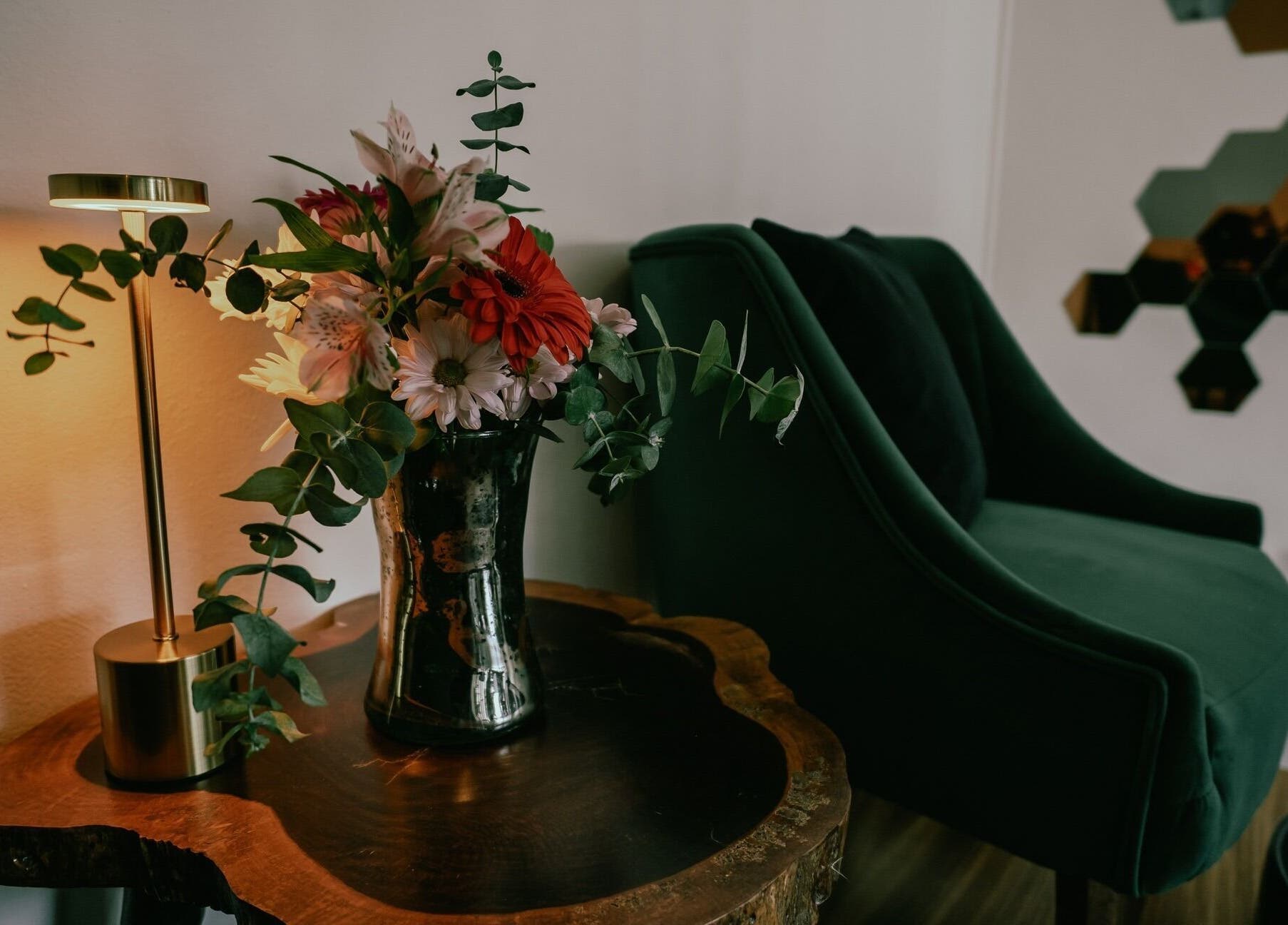 Decoración acogedora con flores en 41.10 Nails Studio, Tulum, Quintana Roo, MX.