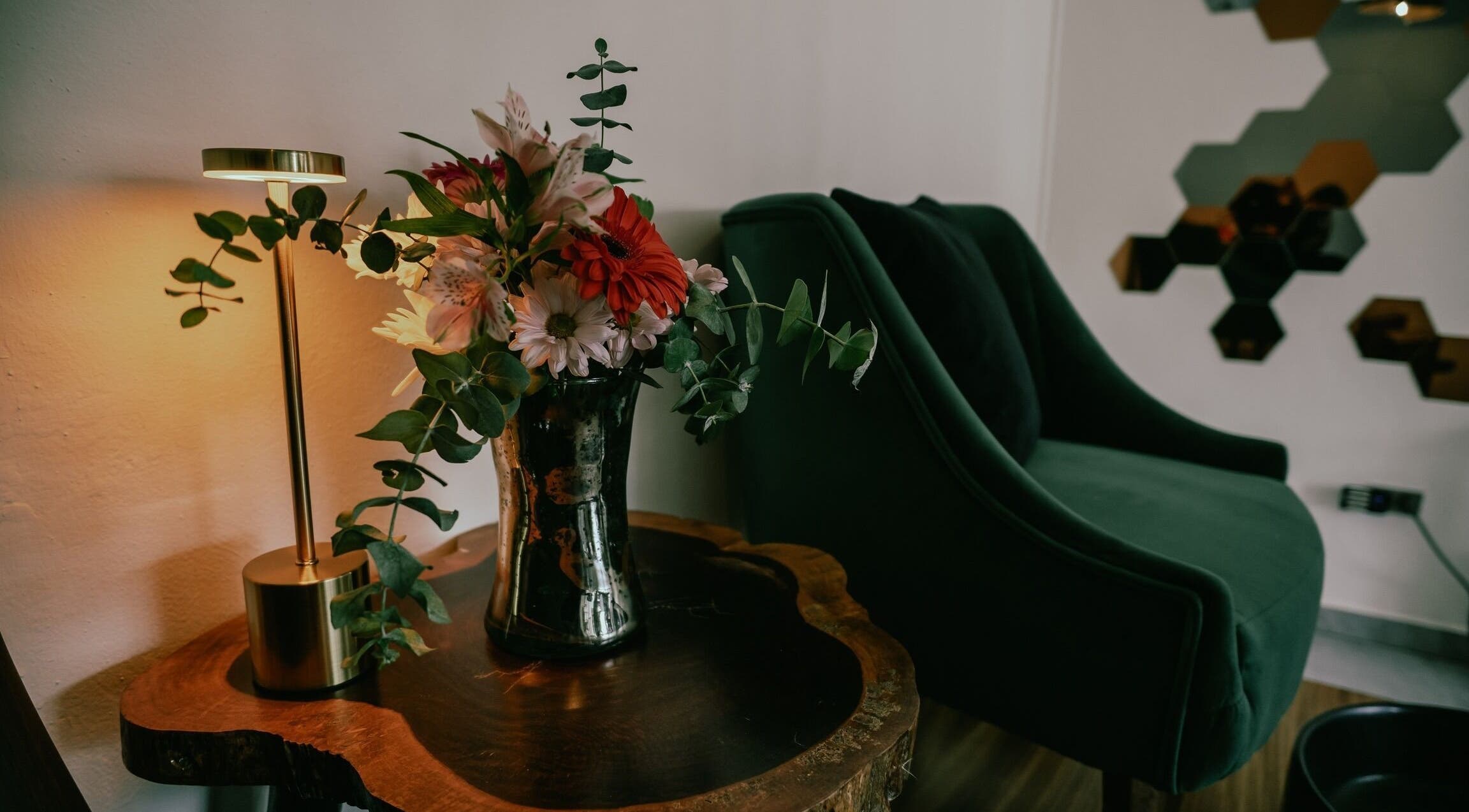 Decoración acogedora con flores en 41.10 Nails Studio, Tulum, Quintana Roo, MX.