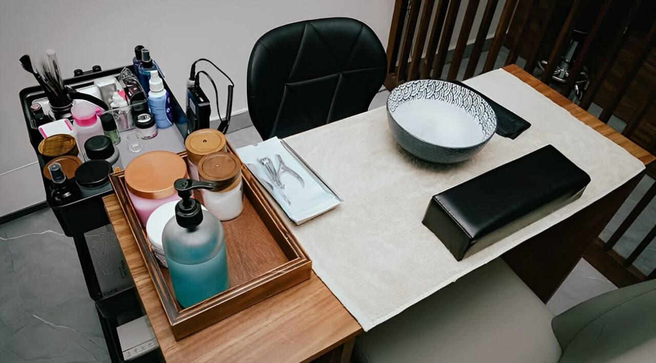 Estación de manicura en 41.10 Nails Studio, Tulum, Quintana Roo, MX, con herramientas organizadas y productos de cuidado.