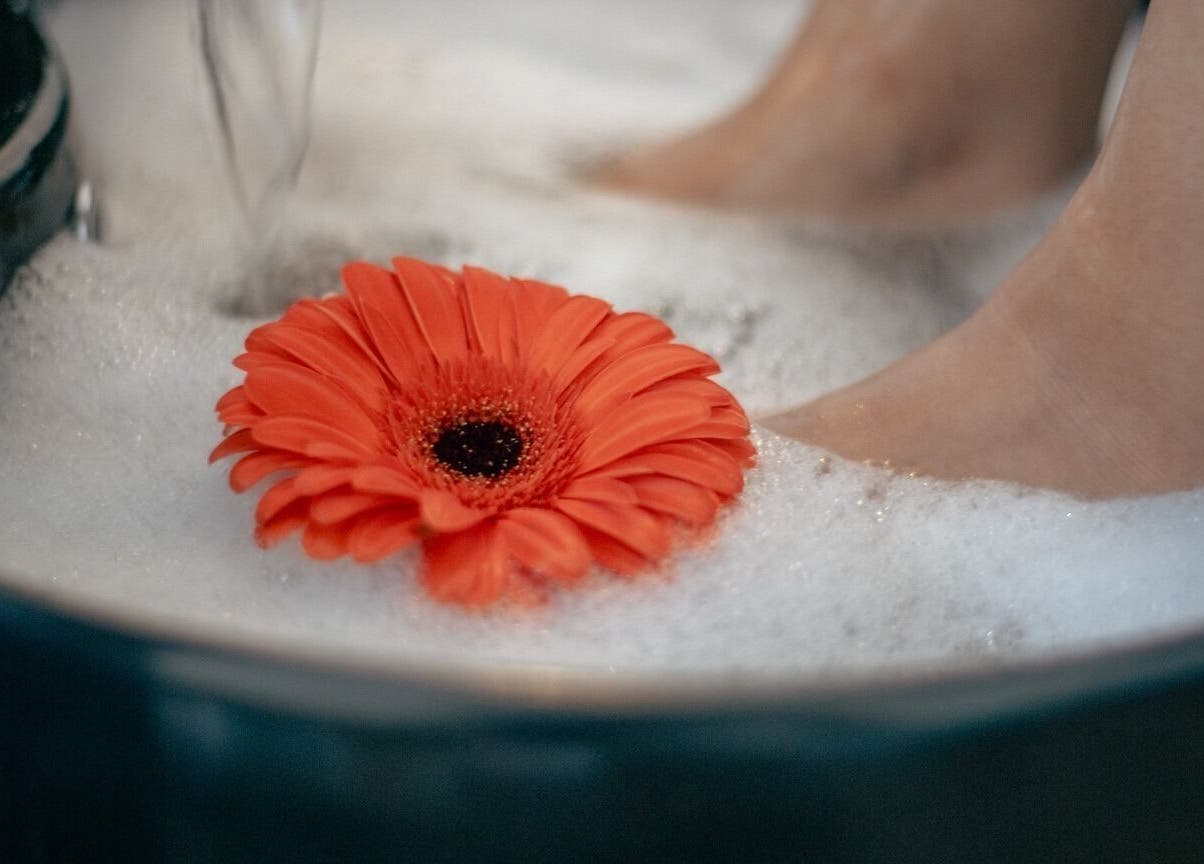 Pedicura relajante con una flor en 41.10 Nails Studio, Tulum, Quintana Roo, MX.
