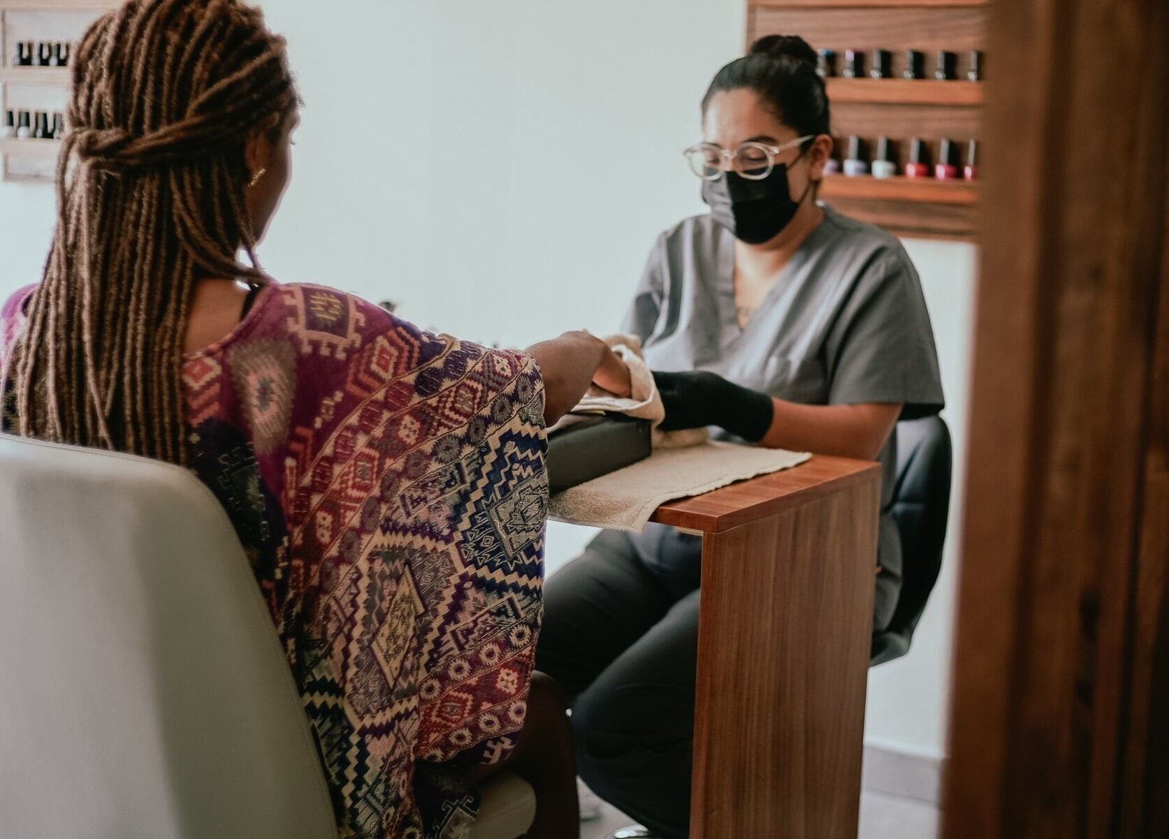 Cliente recibiendo manicura en 41.10 Nails Studio, Tulum, Quintana Roo, MX.