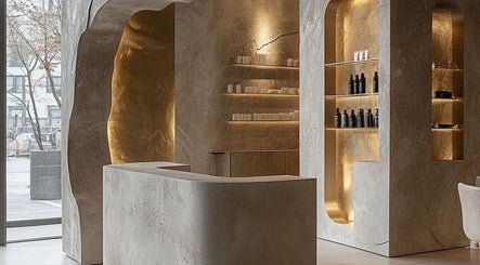 V Massage现代优雅的前台，位于九龙九龙香港，典雅的设计与温暖的灯光相得益彰。