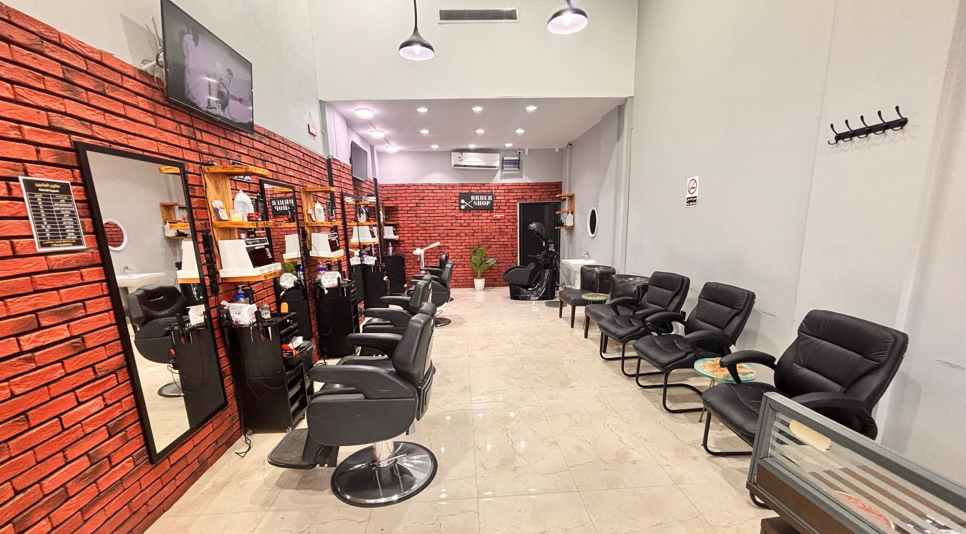 داخل صالون الملايين الرجالي في الدمام, المنطقة الشرقية, SA بتصميم حديث وديكور جذاب.