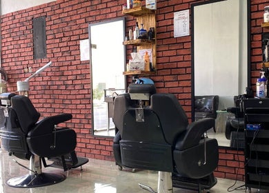 مقاعد حلاقة فاخرة في صالون الملايين الرجالي، الدمام، المنطقة الشرقية، SA.
