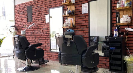 مقاعد حلاقة فاخرة في صالون الملايين الرجالي، الدمام، المنطقة الشرقية، SA.