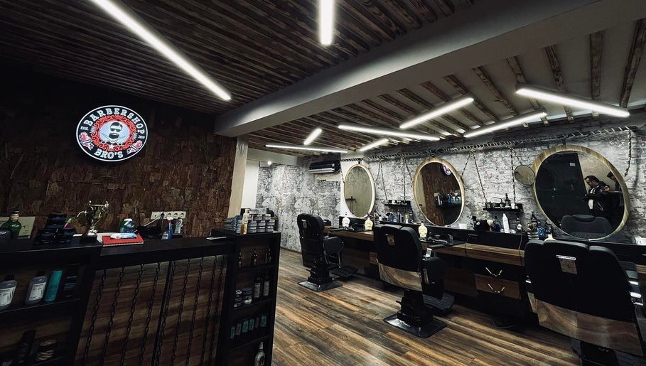 Интериор на Barber Shop Bro's във Варна, BG с модерни огледала и брашнат столове.