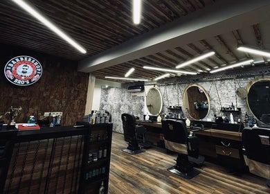 Интериор на Barber Shop Bro's във Варна, BG с модерни огледала и брашнат столове.