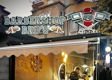 Фасада на Barber Shop Bro's в Варна, BG с осветено лого и традиционна атмосфера.