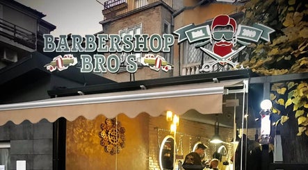Фасада на Barber Shop Bro's в Варна, BG с осветено лого и традиционна атмосфера.