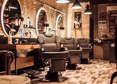 Интериор на Barber Shop Bro's във Варна, BG с елегантни кресла и огледала.