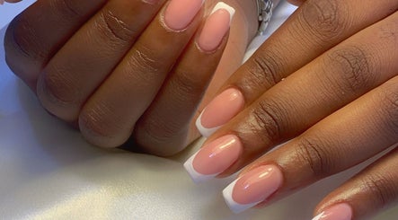 Manicure francesa em K Beauty Saloon, Oeiras, Lisboa, PT, destacando elegância e estilo.