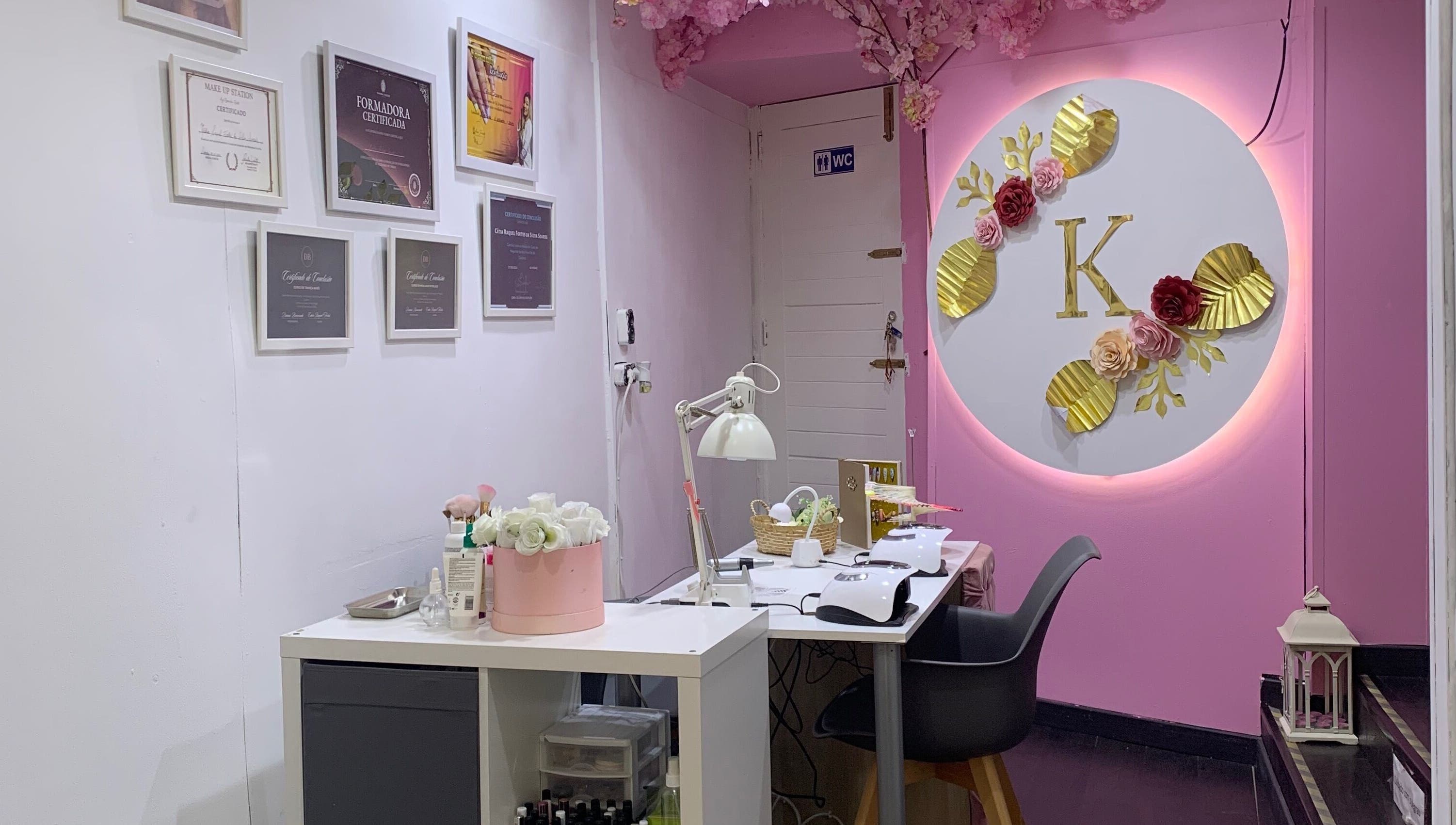 Interior acolhedor da K Beauty Saloon em Oeiras, Lisboa, PT com decoração floral e certificados na parede.