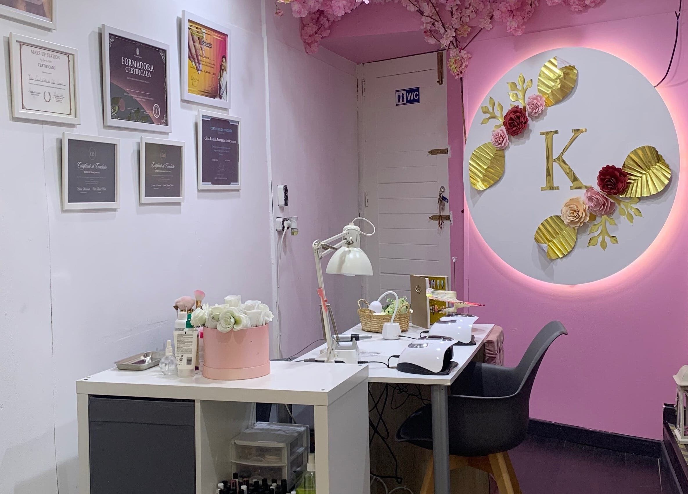 Interior acolhedor da K Beauty Saloon em Oeiras, Lisboa, PT com decoração floral e certificados na parede.