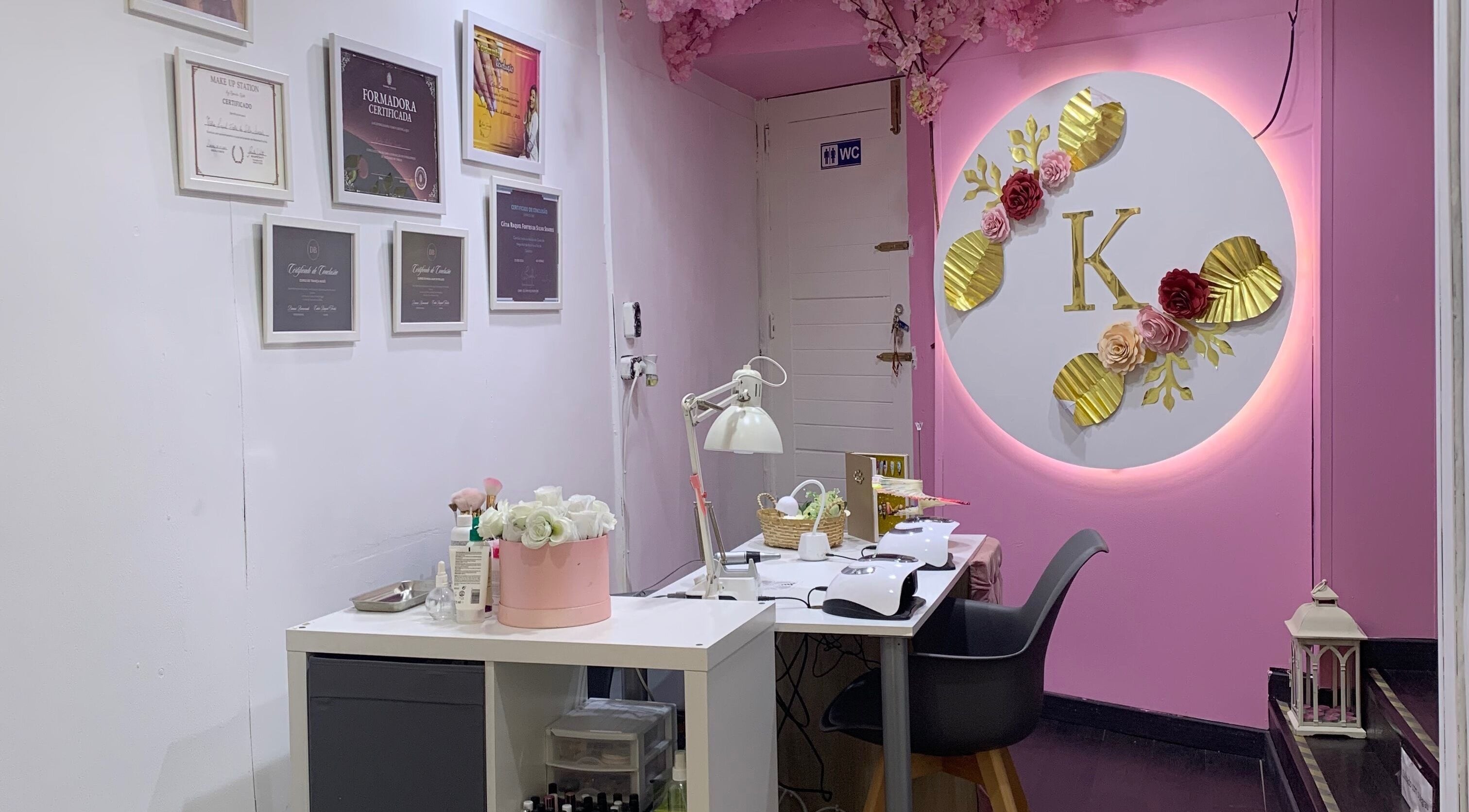 Interior acolhedor da K Beauty Saloon em Oeiras, Lisboa, PT com decoração floral e certificados na parede.