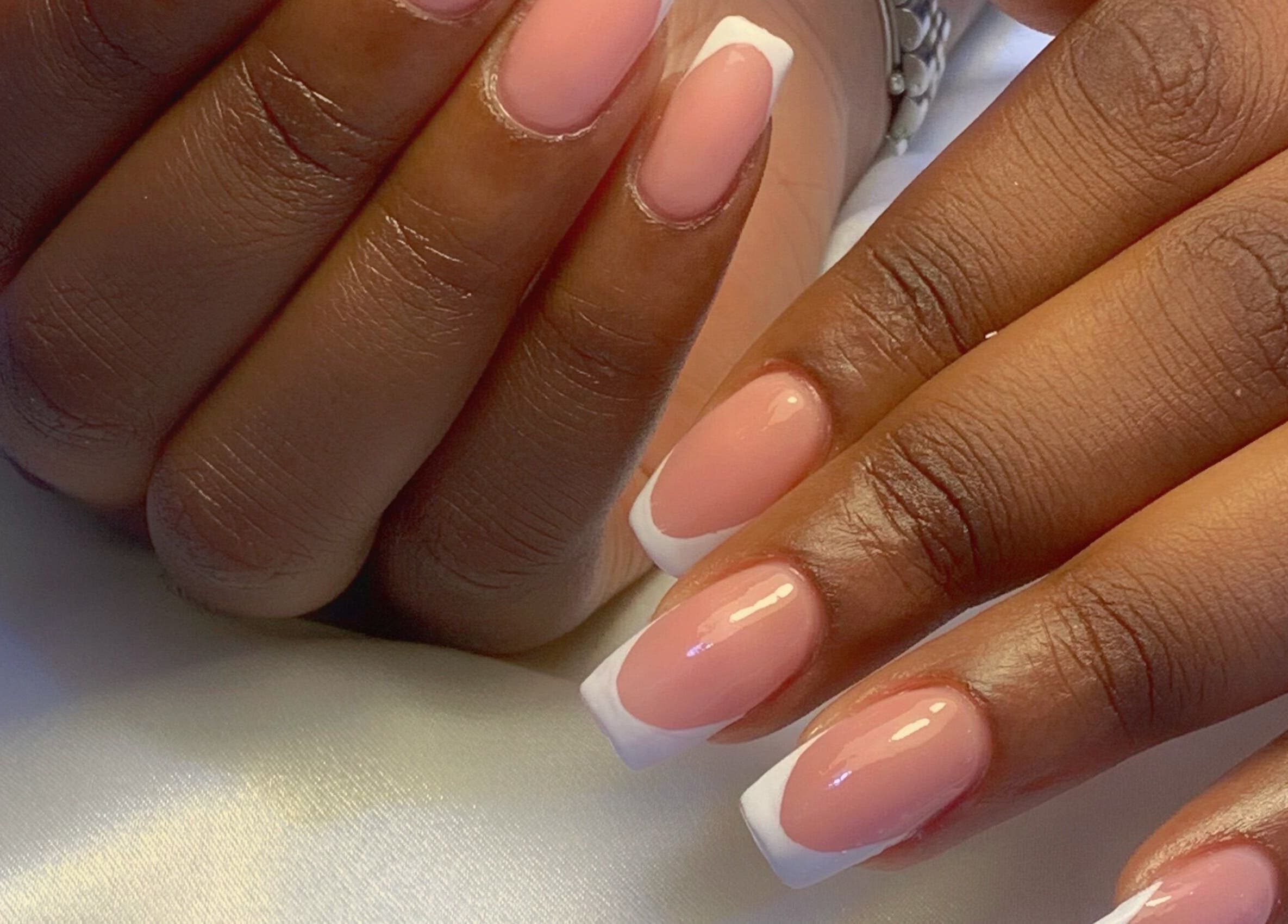 Manicure francesa em K Beauty Saloon, Oeiras, Lisboa, PT destaca unhas elegantes.
