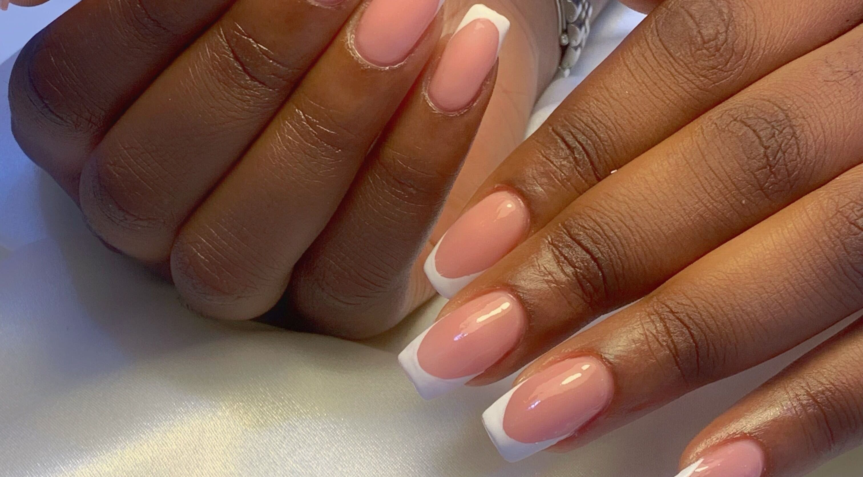 Manicure francesa em K Beauty Saloon, Oeiras, Lisboa, PT destaca unhas elegantes.