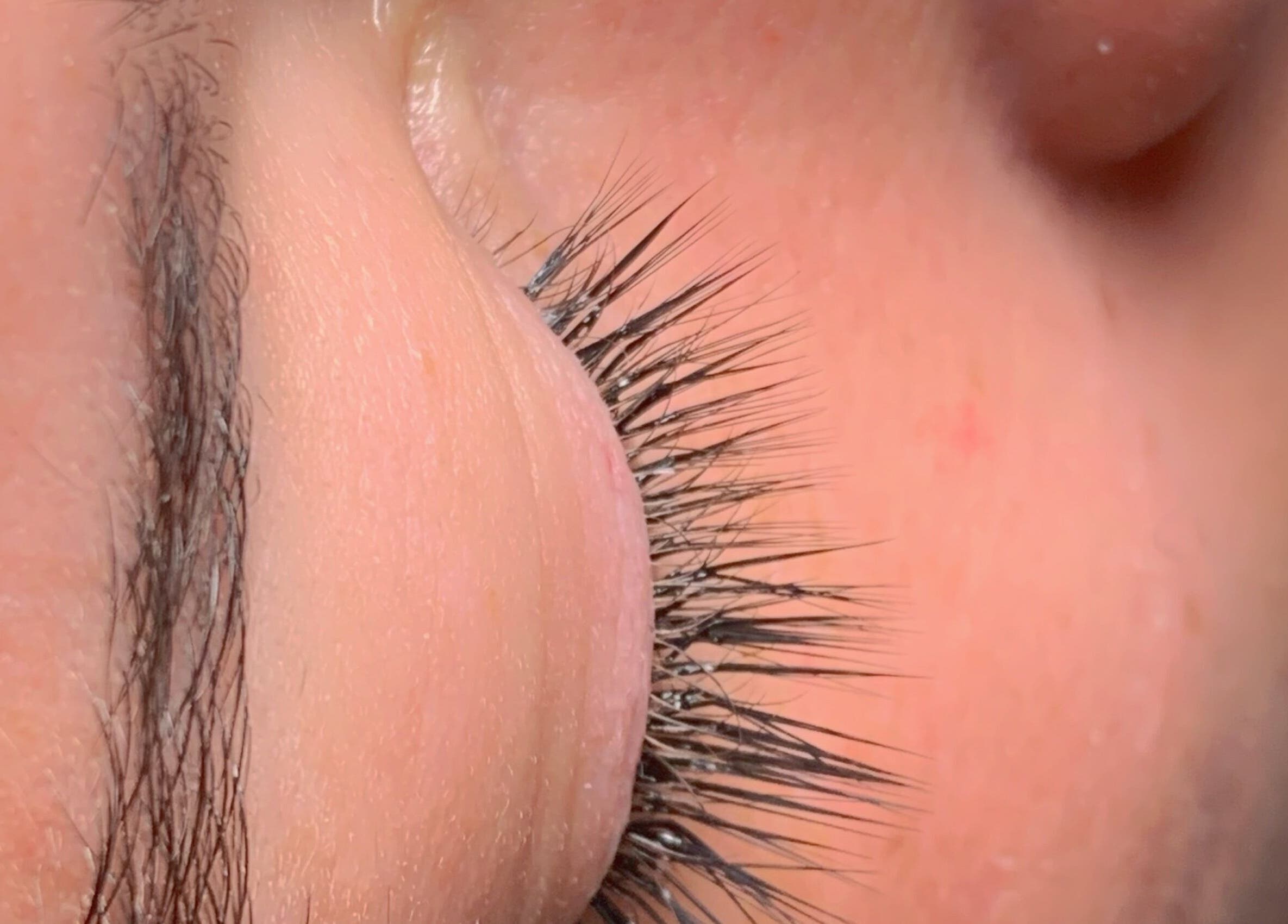 Close dos cílios realçados em K Beauty Saloon, Oeiras, Lisboa, PT.