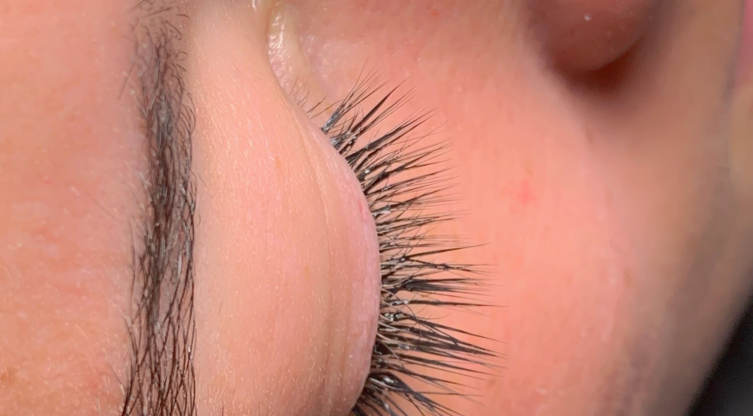 Close dos cílios realçados em K Beauty Saloon, Oeiras, Lisboa, PT.