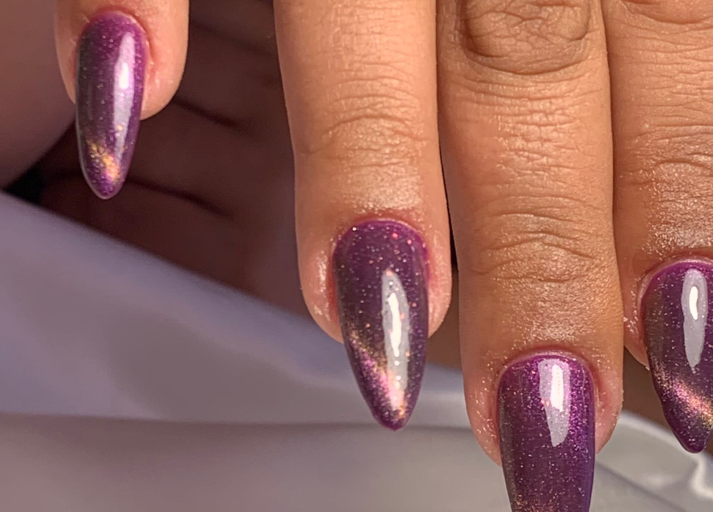 Unhas roxas com brilho elegante no K Beauty Saloon, Oeiras, Lisboa, PT.