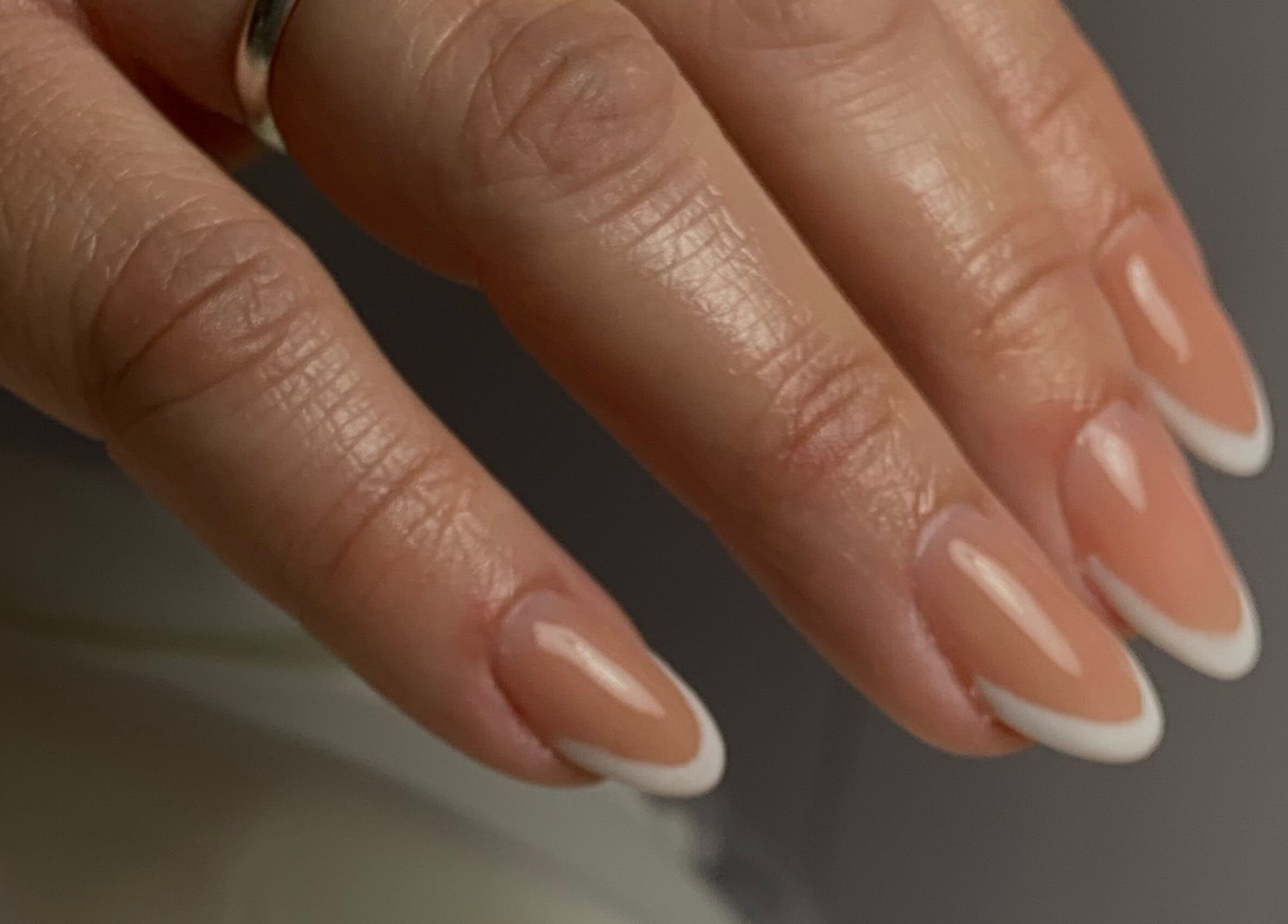 Unha francesa elegante no K Beauty Saloon, Oeiras, Lisboa, PT.