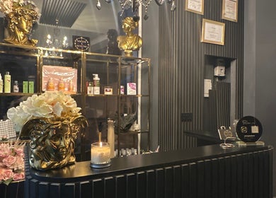 Luxurious reception at Vogue & Volume, Il-ħamrun, MT with gold decor and beauty products.