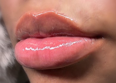 Glinsterende lipgloss op lippen bij House Of Bliss, Zeist, Utrecht, NL. Luxe lipbehandeling ervaren.