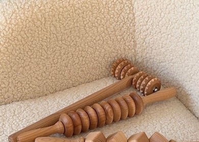 Houten massage hulpmiddelen op een stoel bij House Of Bliss, Zeist, Utrecht, NL.