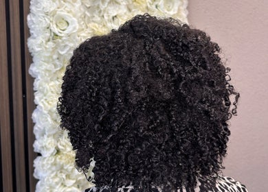 Krachtige krullen bij Curl & Contour, Zeist, Utrecht, NL. Perfecte stijl en textuur in een serene omgeving.