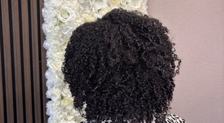 Krachtige krullen bij Curl & Contour, Zeist, Utrecht, NL. Perfecte stijl en textuur in een serene omgeving.
