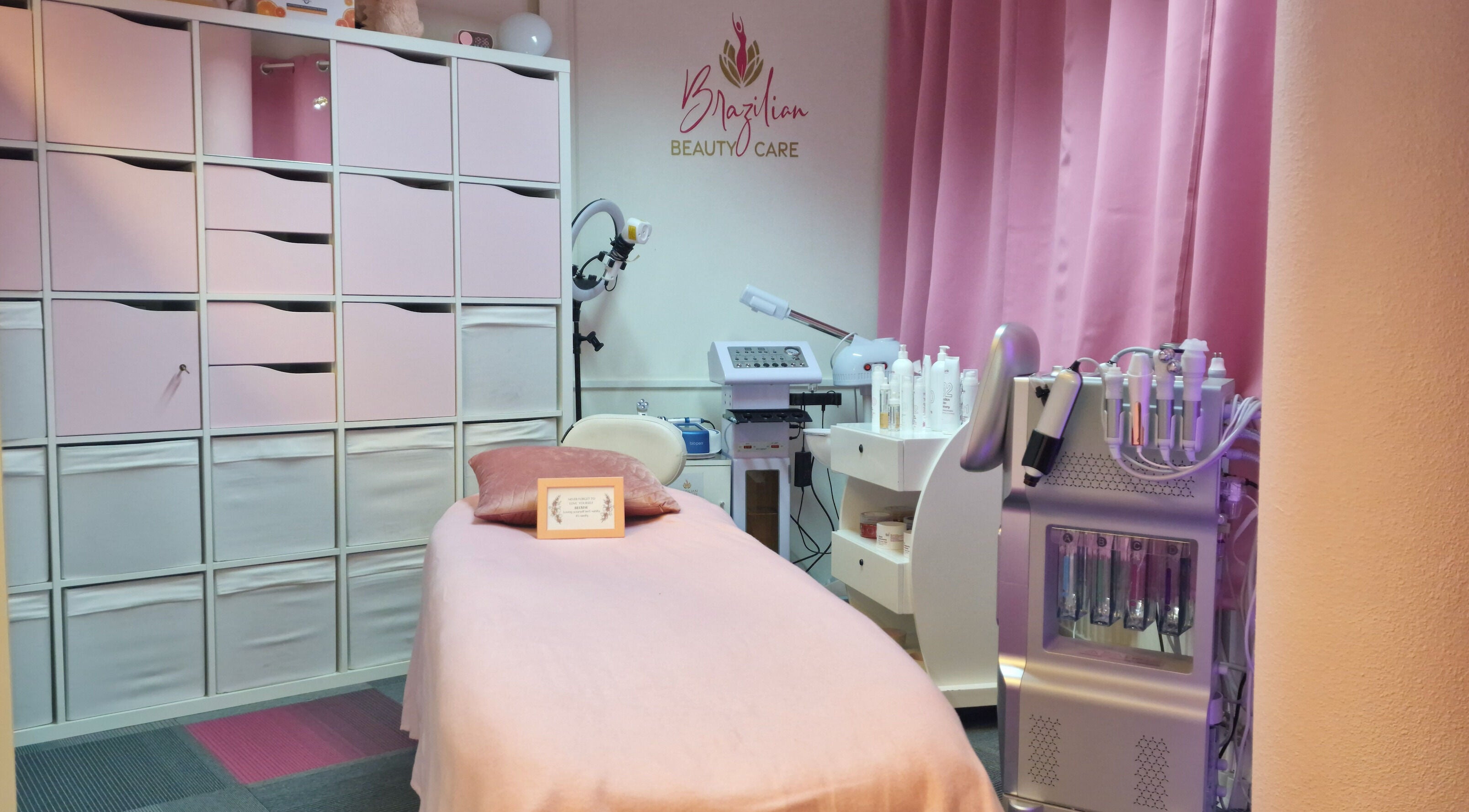 Verzorgde behandelkamer bij Brazilian Beauty Care in Leiden, Zuid-holland, NL met roze accenten en moderne apparatuur.