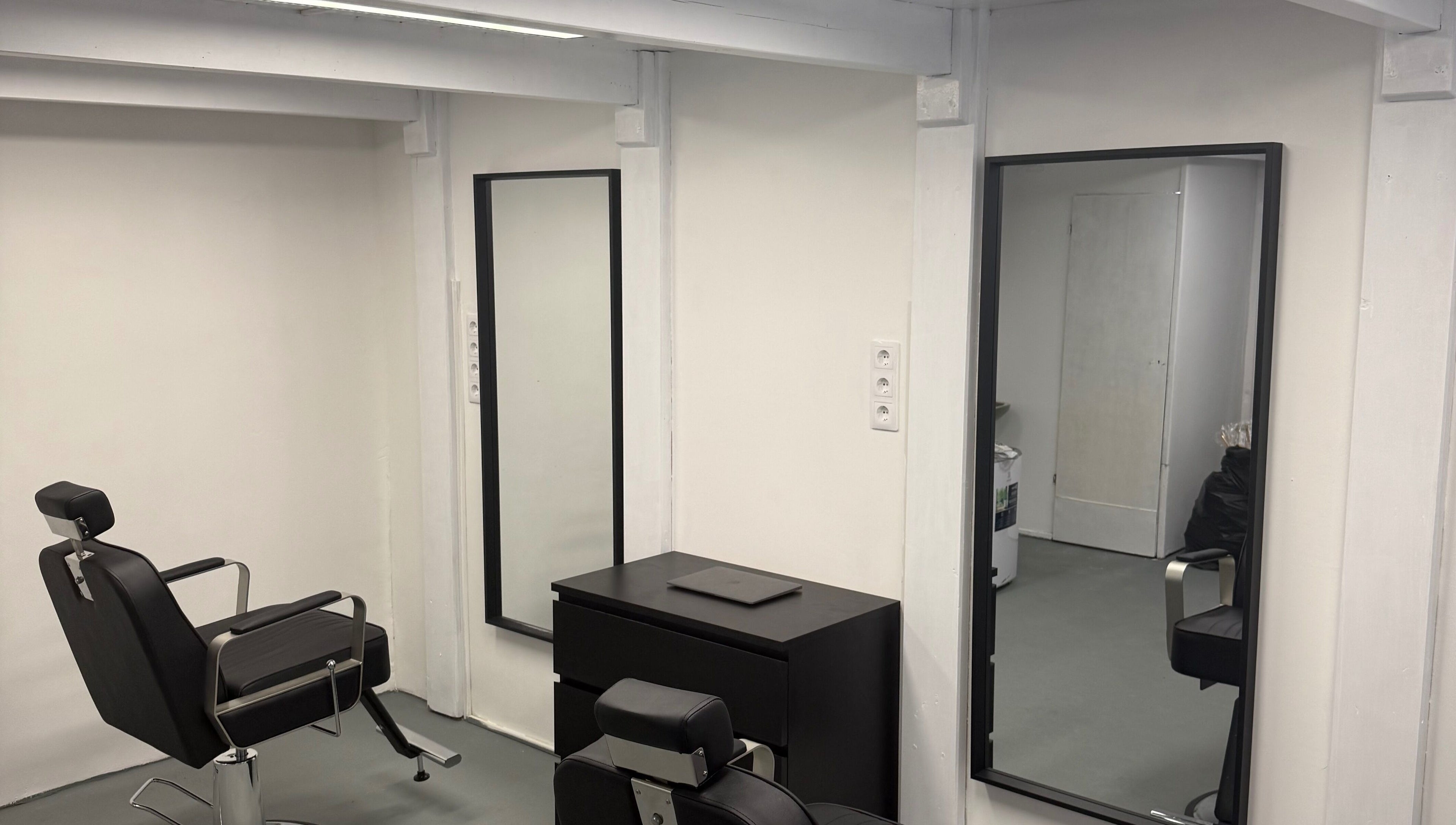 Elegáns belső a Slick Barber shop Budapest szalonban, Budapest, Magyar, HU.