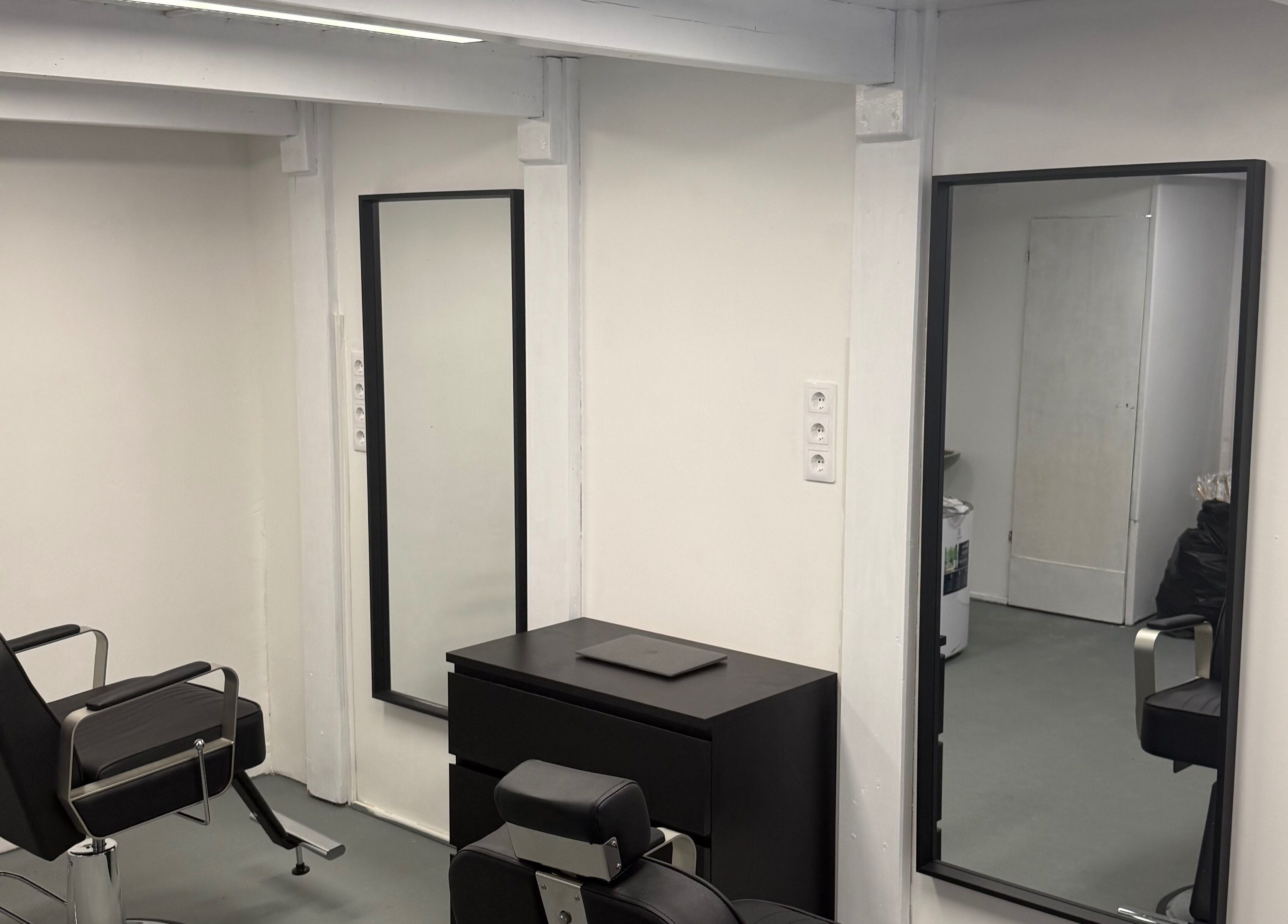 Elegáns belső a Slick Barber shop Budapest szalonban, Budapest, Magyar, HU.