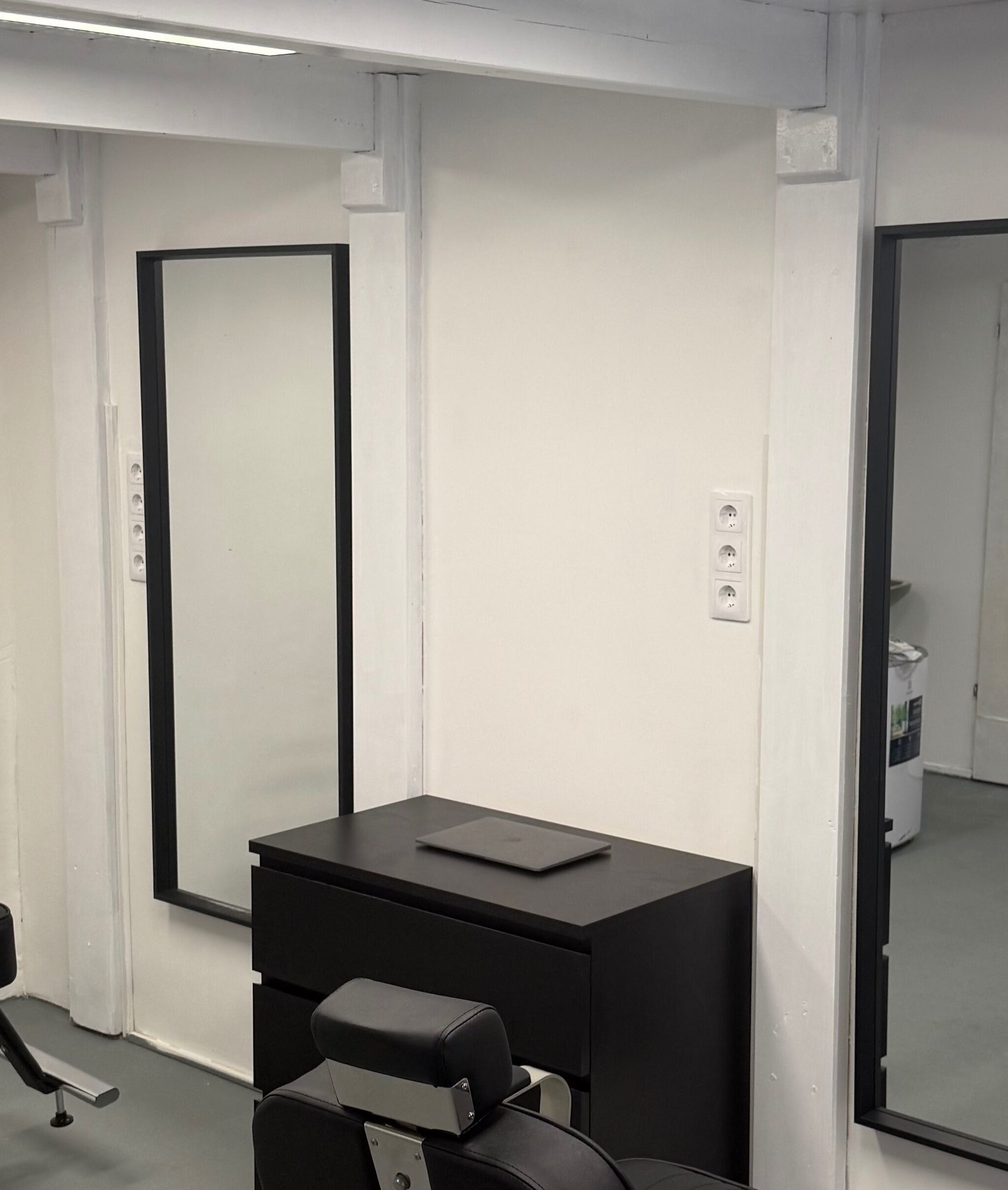 Elegáns belső a Slick Barber shop Budapest szalonban, Budapest, Magyar, HU.