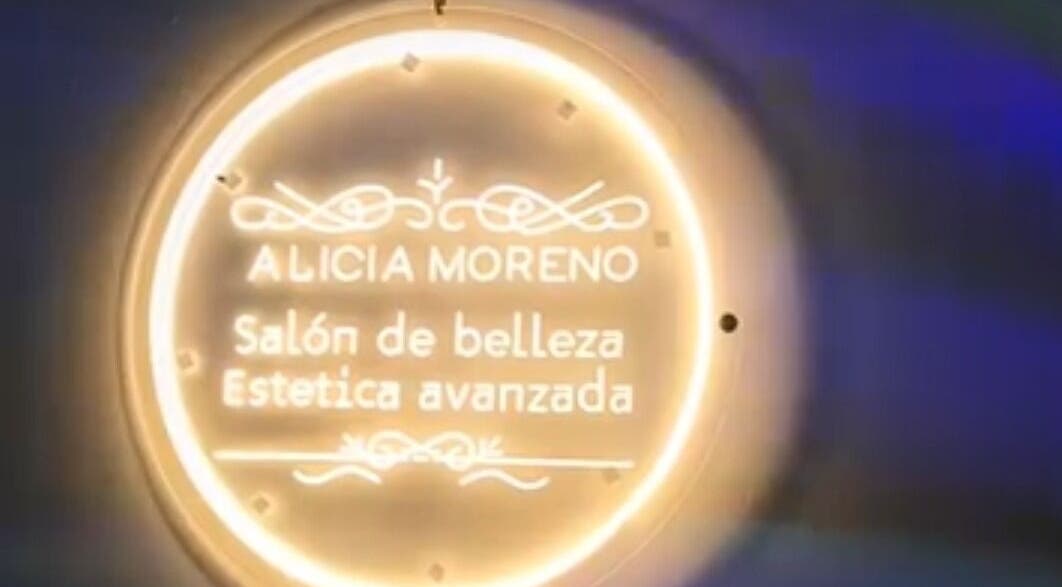 Letrero iluminado de Alicia Moreno Estética Avanzada en Chiclana De La Frontera, Andalucía, ES.