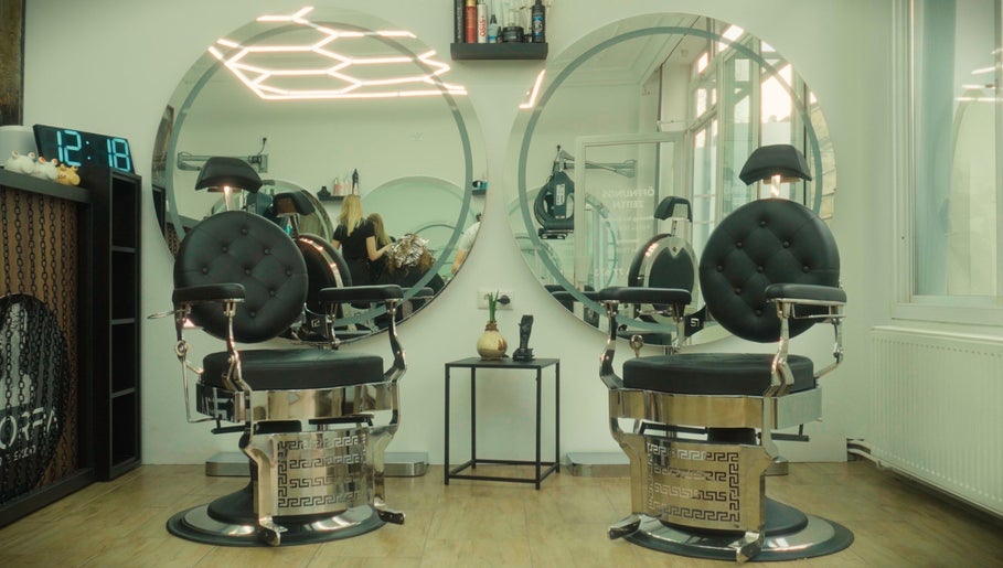 Modernes Interieur von OMORFIA - das Haarstudio, Krems An Der Donau, mit eleganten Friseurstühlen.