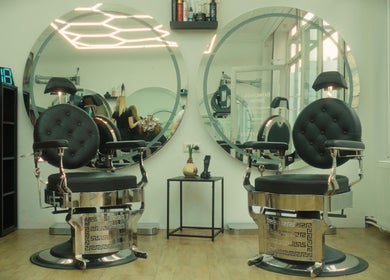 Modernes Interieur von OMORFIA - das Haarstudio, Krems An Der Donau, mit eleganten Friseurstühlen.