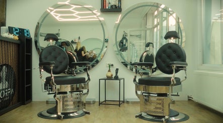 Modernes Interieur von OMORFIA - das Haarstudio, Krems An Der Donau, mit eleganten Friseurstühlen.