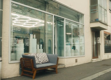 Außenansicht von OMORFIA - das Haarstudio in Krems An Der Donau, Niederösterreich, AT zeigt Stilsitzbank.