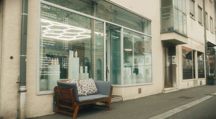 Außenansicht von OMORFIA - das Haarstudio in Krems An Der Donau, Niederösterreich, AT zeigt Stilsitzbank.