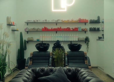 Moderne Haarwaschbecken im OMORFIA - das Haarstudio in Krems An Der Donau, Niederösterreich, AT.