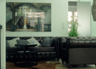 Elegante Lounge im OMORFIA - das Haarstudio in Krems An Der Donau, Niederösterreich, AT.