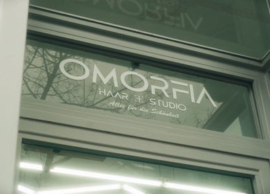 Eingang von OMORFIA - das Haarstudio in Krems An Der Donau, Niederösterreich, AT. Modernes Salon-Design.
